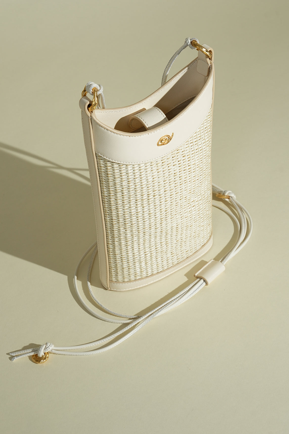 Luz Phone Bag in Raffia